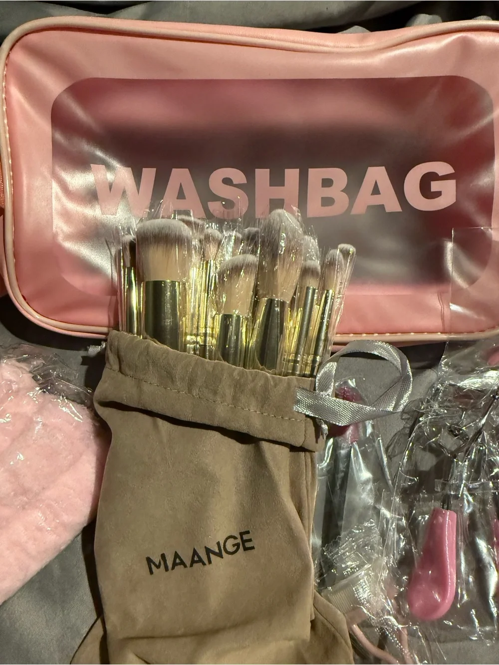 WashBag with Makeup Maange Brush Set
